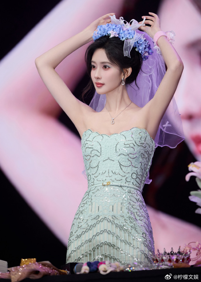孟子义戴头纱美成啥样了孟子义薄荷抹胸裙 头纱配薄荷裙，又仙又清新 