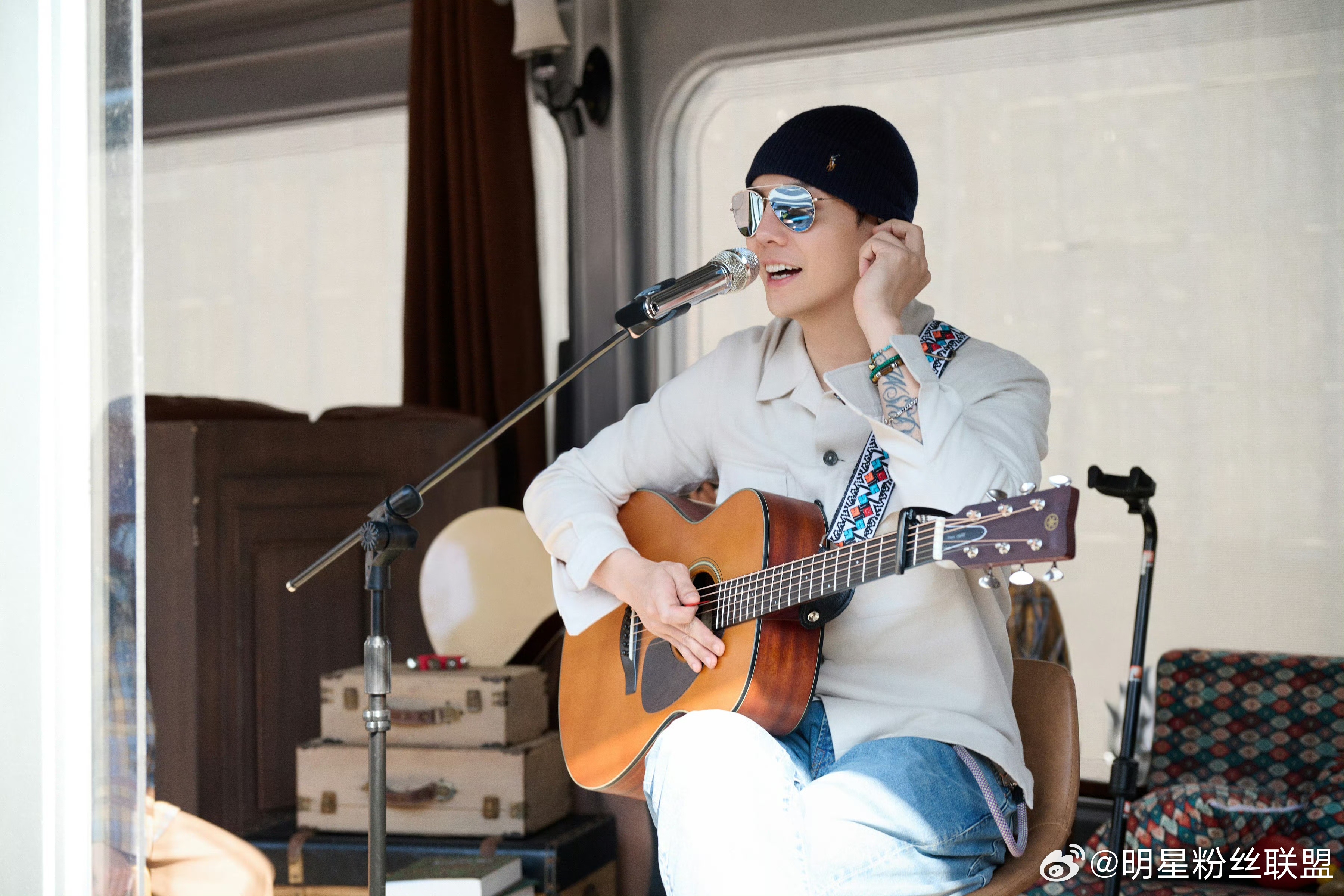 素颜杀疯了！陈伟霆素颜吃汤圆 工作再忙也不落下元宵仪式感，边录歌边炫汤圆，帅气与