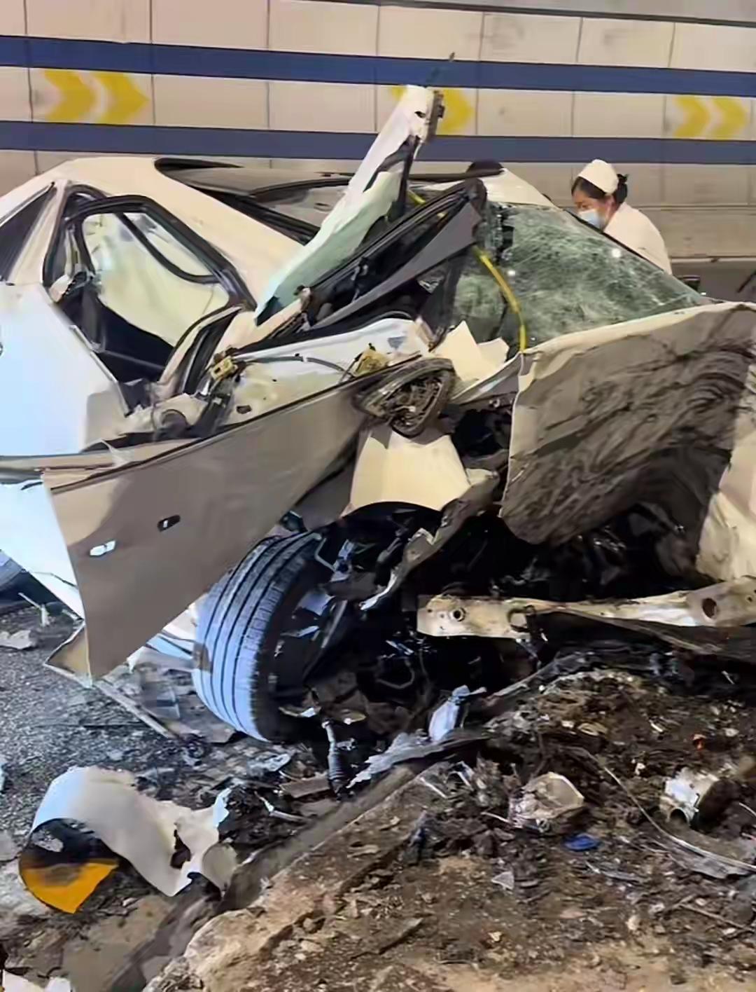 近日，湖南郴州小伙骑摩托车，在广西一高速上遇前方车祸，失事车辆前部严重破损变形，