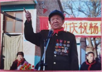 1969年，河北某部队师长在拉练时来到一农民家，闲聊中得知对方竟是和董存瑞齐名的