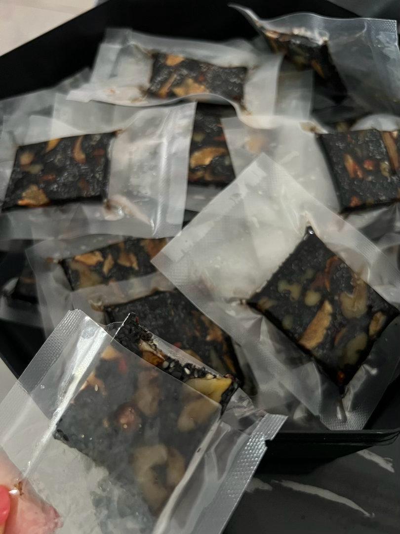 最近掉发又开始吃上了阿胶糕，上年纪只爱吃升级版零食，补气血，每次都是无糖款，每天