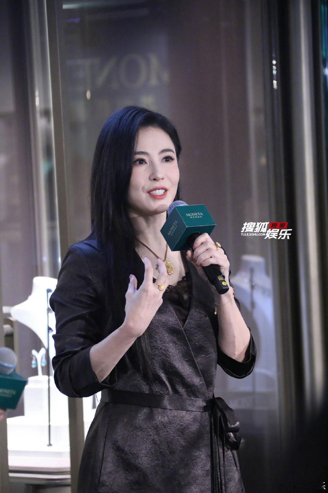张柏芝状态这么好我就放心了谁懂啊！张柏芝这组路透直接美到失语，黑长直配西装又飒又