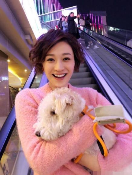 真的被李小冉这波硬刚戳到了！
 
10月19日她平静官宣，去年已经离婚，互不牵扯