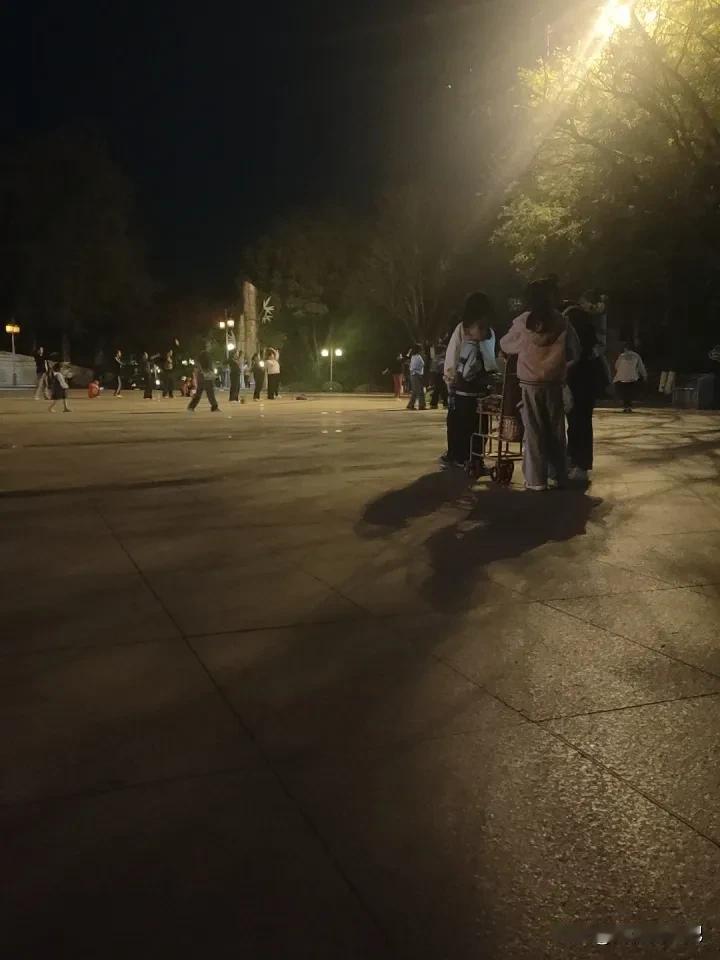 明亮的夜晚，广场舞跳起来，那场面别提多带劲！以前我觉得广场舞是大妈们的专属，可后