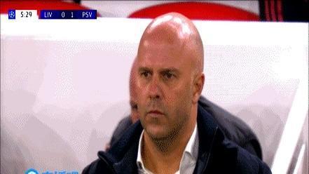 斯洛特再不下课，下场对西汉姆还得输。

场上进攻的球员们全都站着踢球，拿到球有机