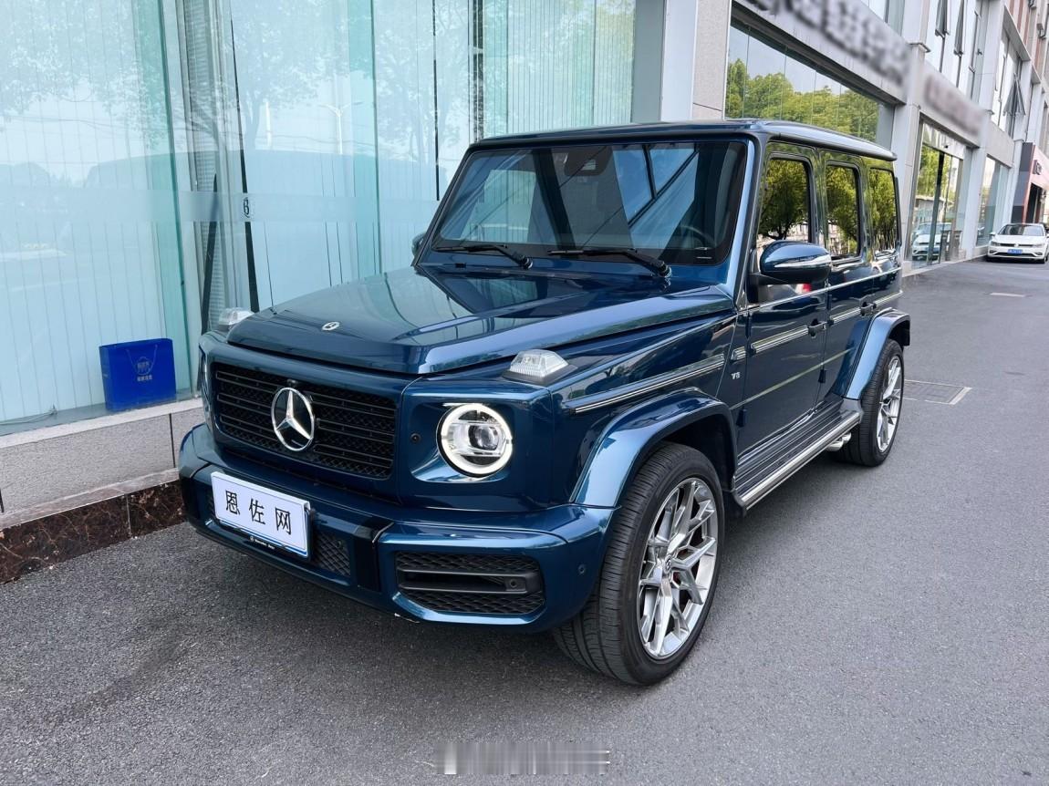 原厂蓝色的奔驰 G5002022年8月上牌，仪表盘里程11000公里，车辆原版原