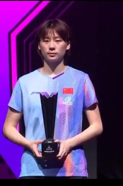 与冠军插肩而过的陈熠，明面上是输给张本美和，其实是输给自己。

澳门冠军赛女单决