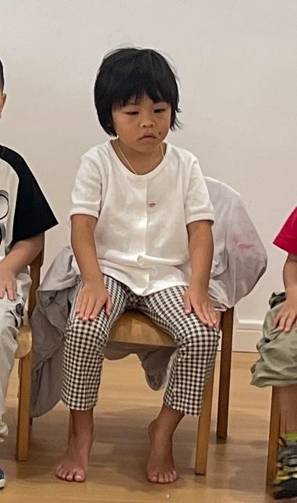 幼儿园来照片了，孩子们在学坐姿，给咱宝都学老了。 ​​​