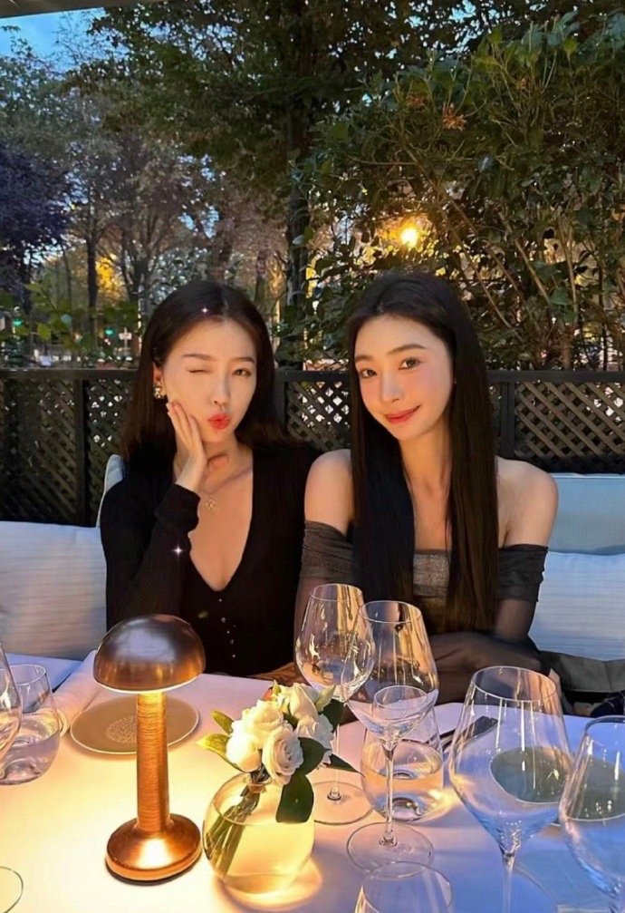 看到这合影突然明白易梦玲闯荡娱乐圈的勇气是怎么来的了 ​​​