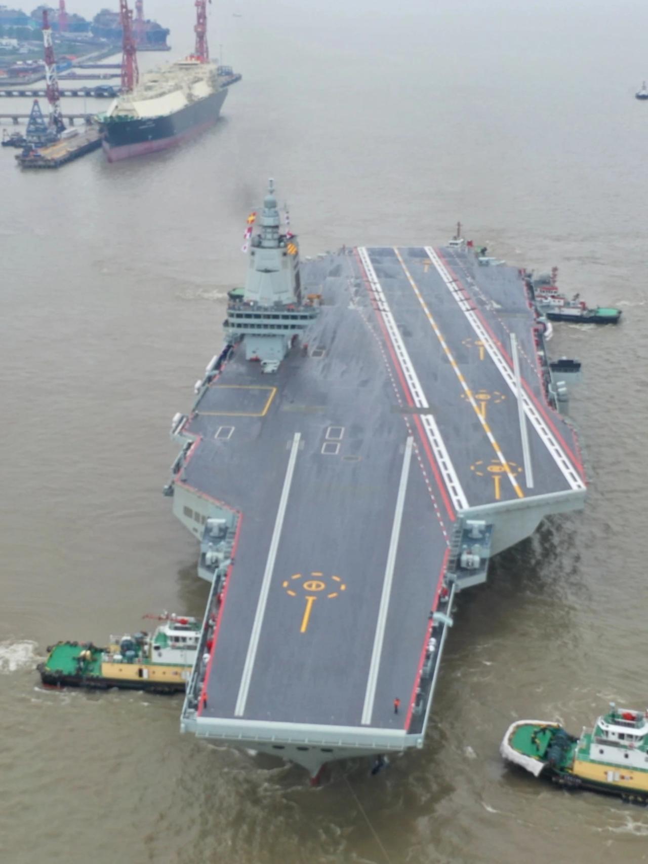 福建舰出海海试，美国人是什么看法?

福建舰排水量八万多吨，采用电磁弹射起升战机