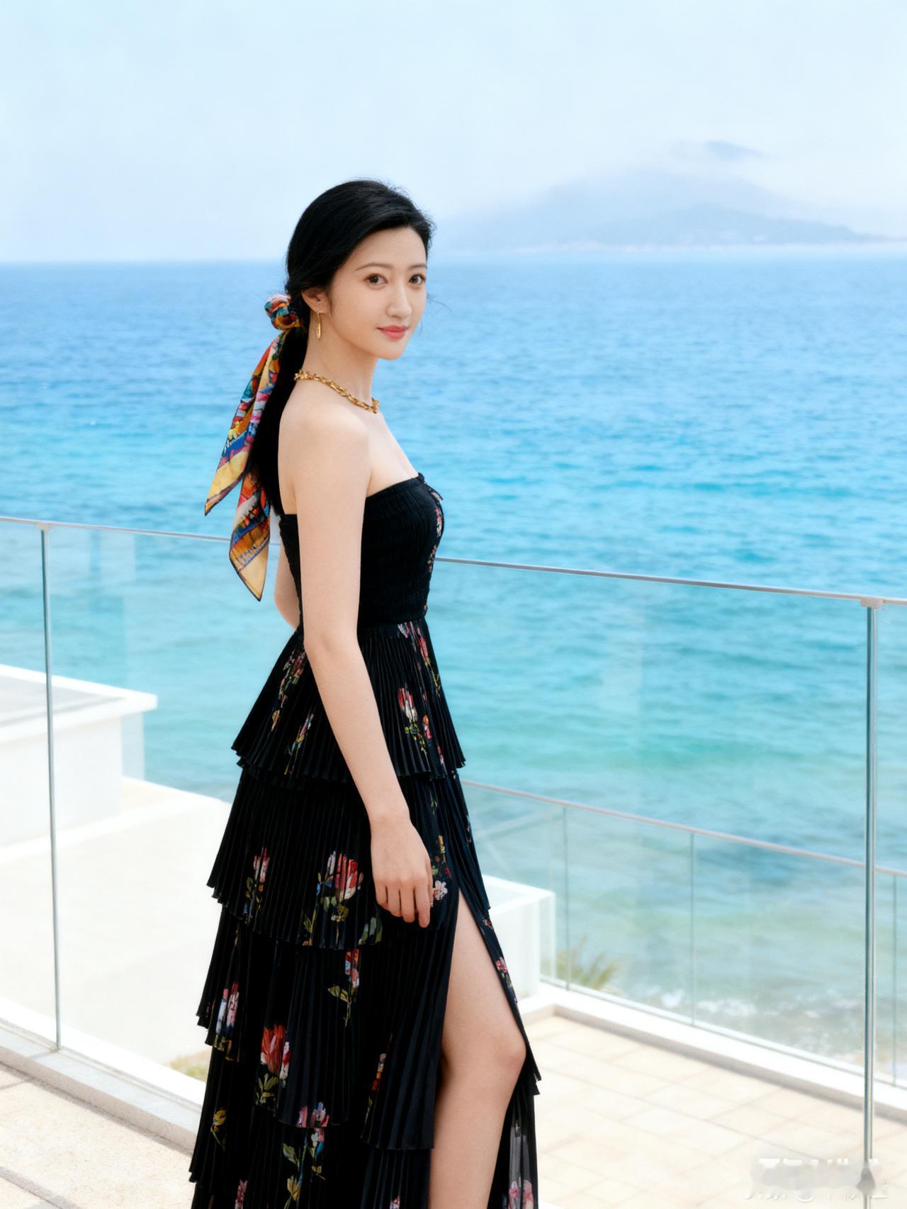 海边度假穿搭指南，黑裙与海风相得益彰