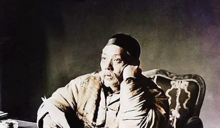 袁世凯有一妻九妾，膝下足足有三十二个儿女，为了撑住身子，他顿顿饭不忘往汤里抖落鹿