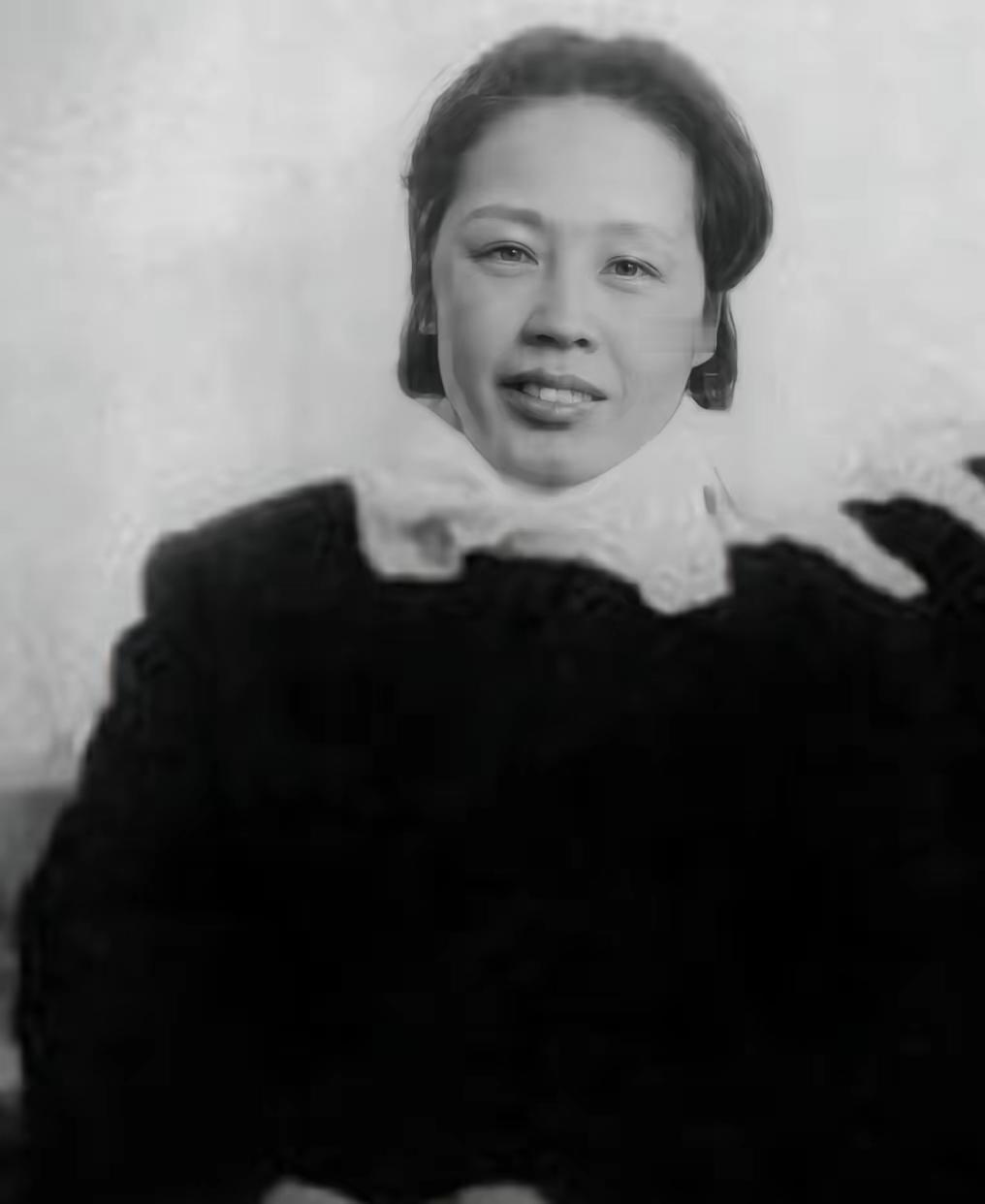 1910年的花轿，抬进程家时，她才十六岁。

丈夫不久后离家追寻理想，她便留在了