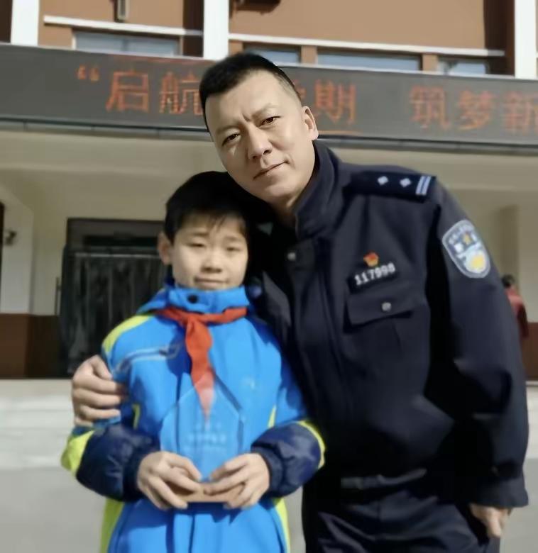 2021年的沈阳街头，有个五年级的“调皮大王”，他做了件事，让整个城市都炸开了锅