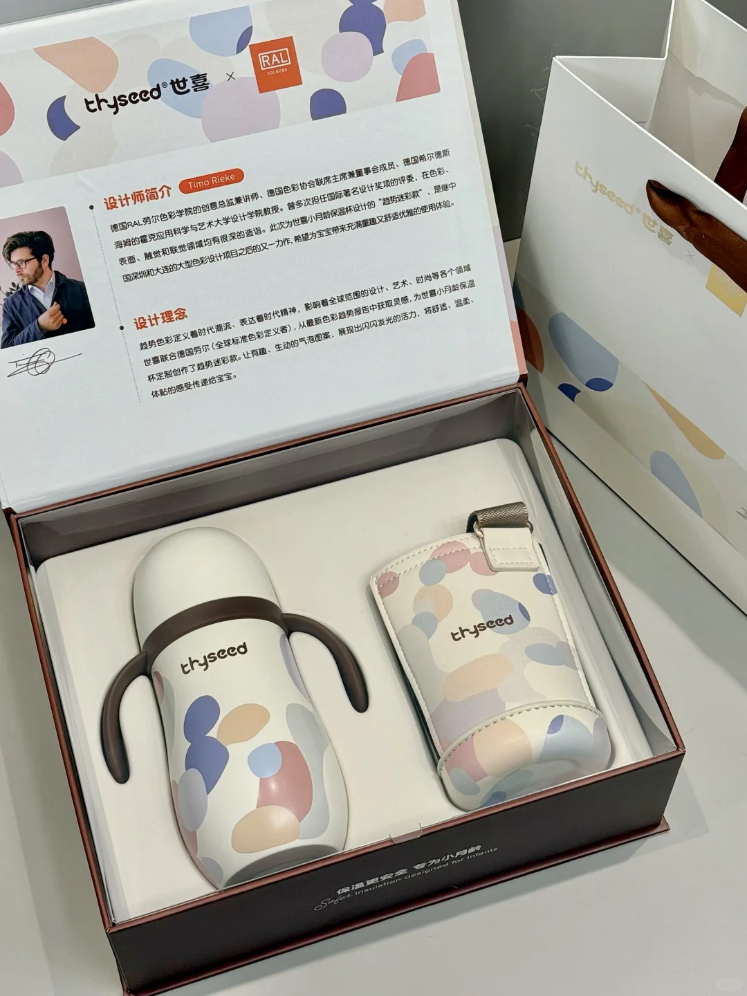 好喜欢我的胖宝宝，真像一个小手办呀～