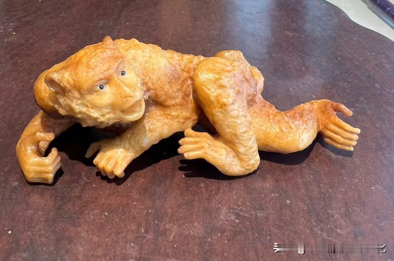 古意入角，灵猴生趣。

鹿角全手工雕刻灵猴，保留天然材质的独特肌理，以仿古做旧工