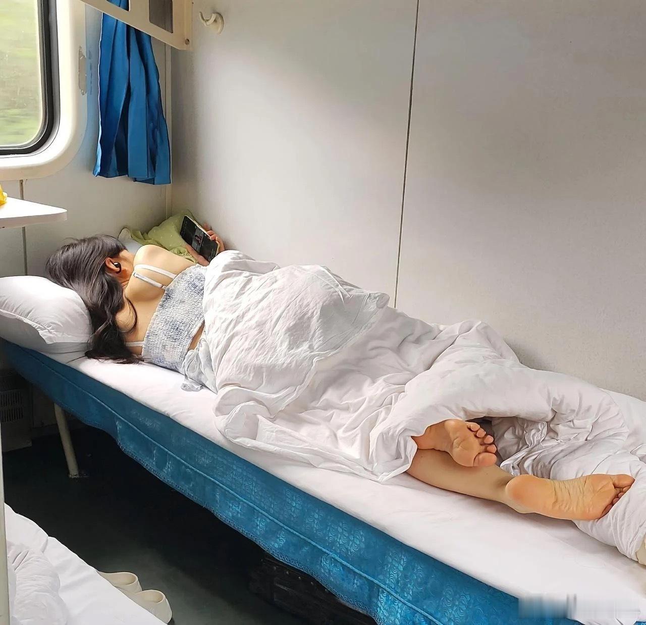 坐火车偶遇美女 