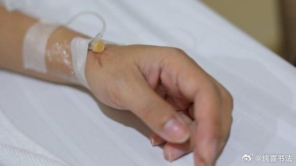凤凰新闻【女子住院被朋友殴打后昏迷，20多天后死亡，法院：打人者被判3缓3】去年