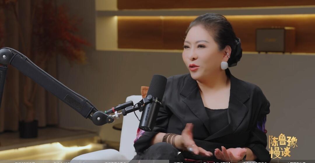 长久以来大众的固有认知：李连杰拍摄《龙在天涯》结识利智，动了真情，因此抛弃青梅竹