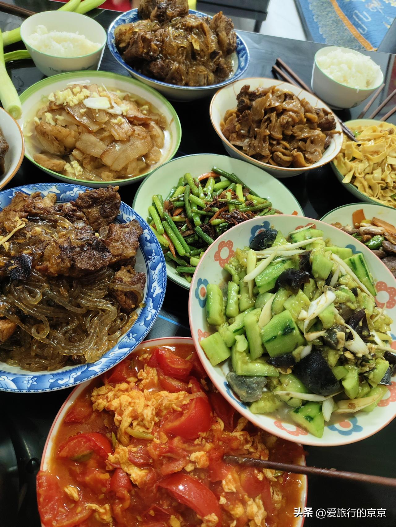 集卡领红包这一桌子好吃的，有荤有素，有食欲吧...[爱慕]