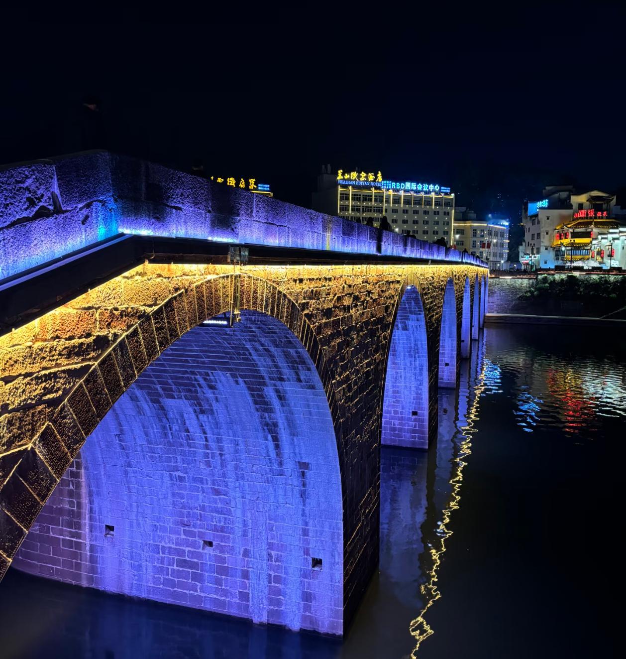 屯溪老街的夜，是自带柔光滤镜的老电影，青石板路、红灯笼、马头墙，把徽州的温柔都揉