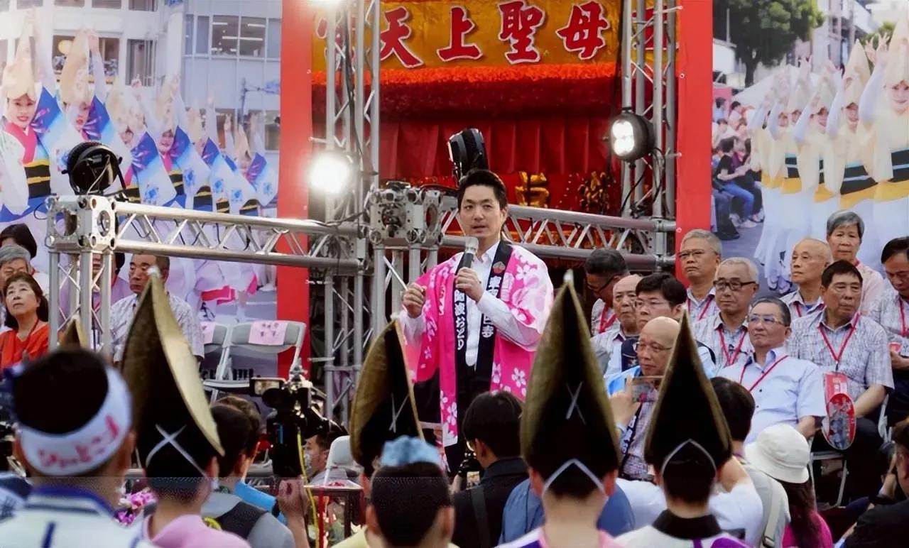 作为台湾重要的行政领导人以及国民党要员蒋介石的后人，竟然穿着日本的和服，反映出当
