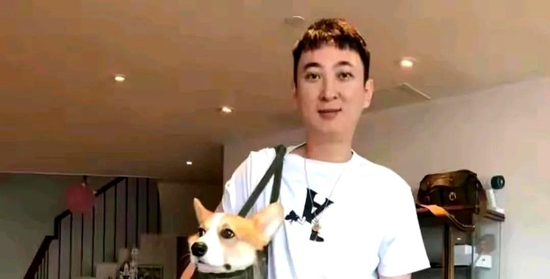 “王思聪又穿T恤逛SKP，王健林那边刚签完万达文旅大单，西装笔挺。”网友@小K一