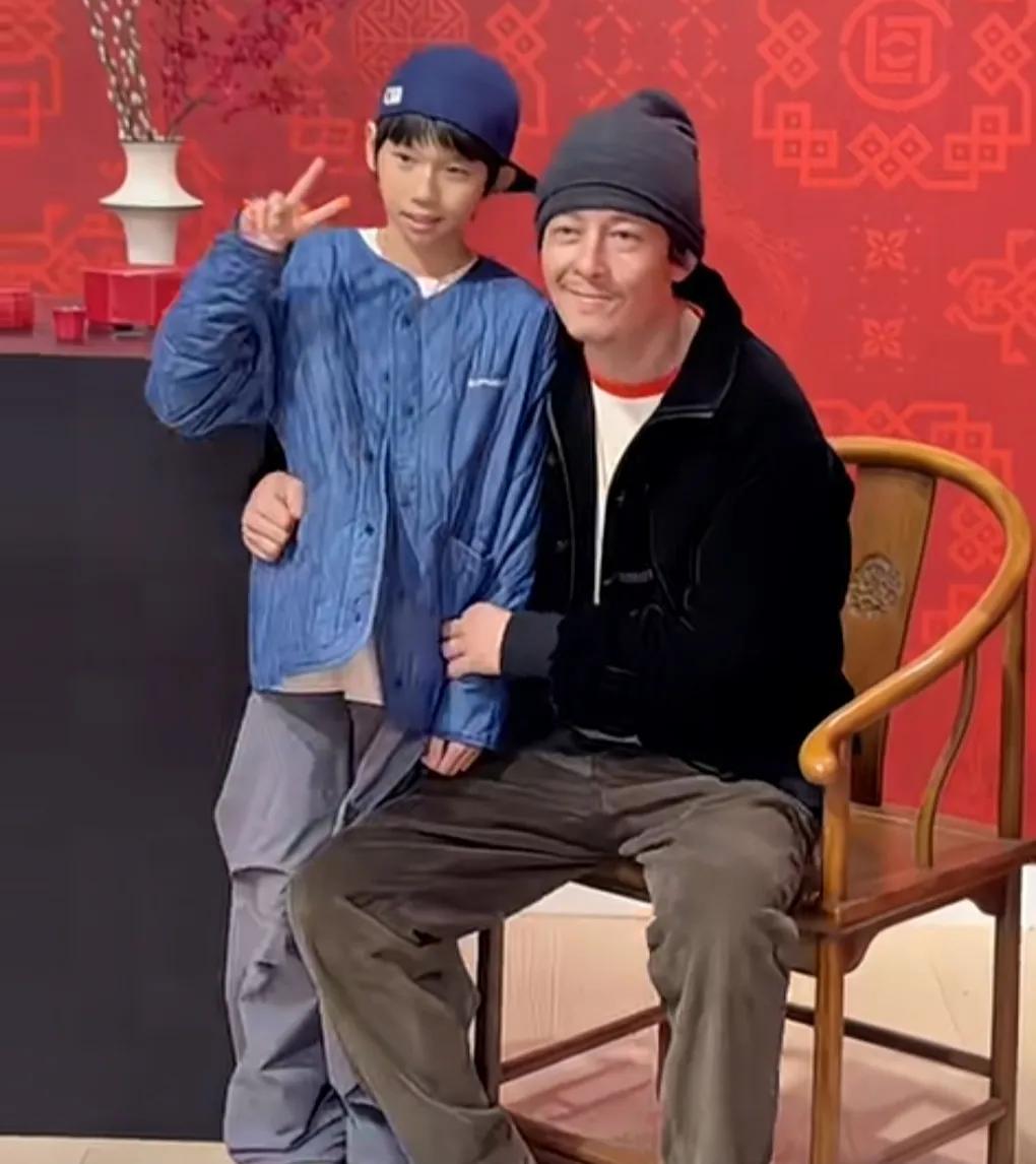 陈冠希老的太快了，如今的模样就是一个沧桑的普通大叔。
都说男人四十一枝，才年过四