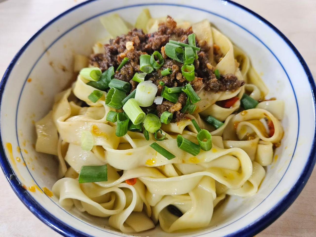 什么时间晒太阳最好呢?全网封神！这家社区老面馆的手工宽面，香得我连汤都舔干净了！