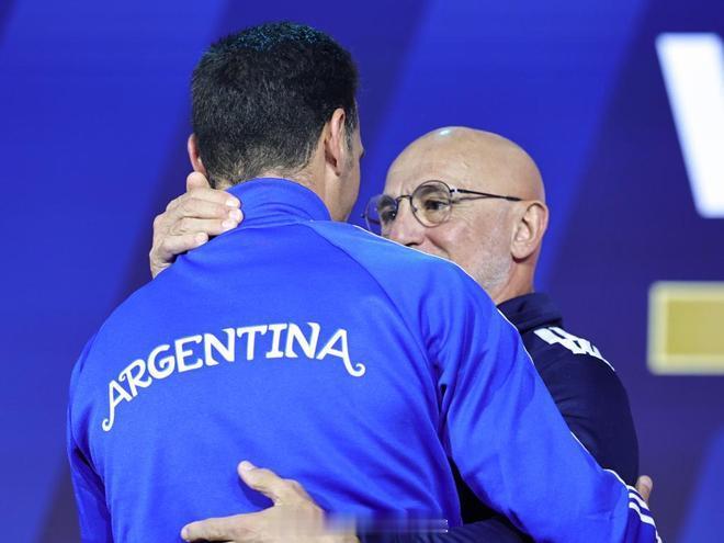 这场决赛赛前发布会真的看点太多，完全没有火药味，全是互相欣赏，唯独斯卡洛尼吐槽赛