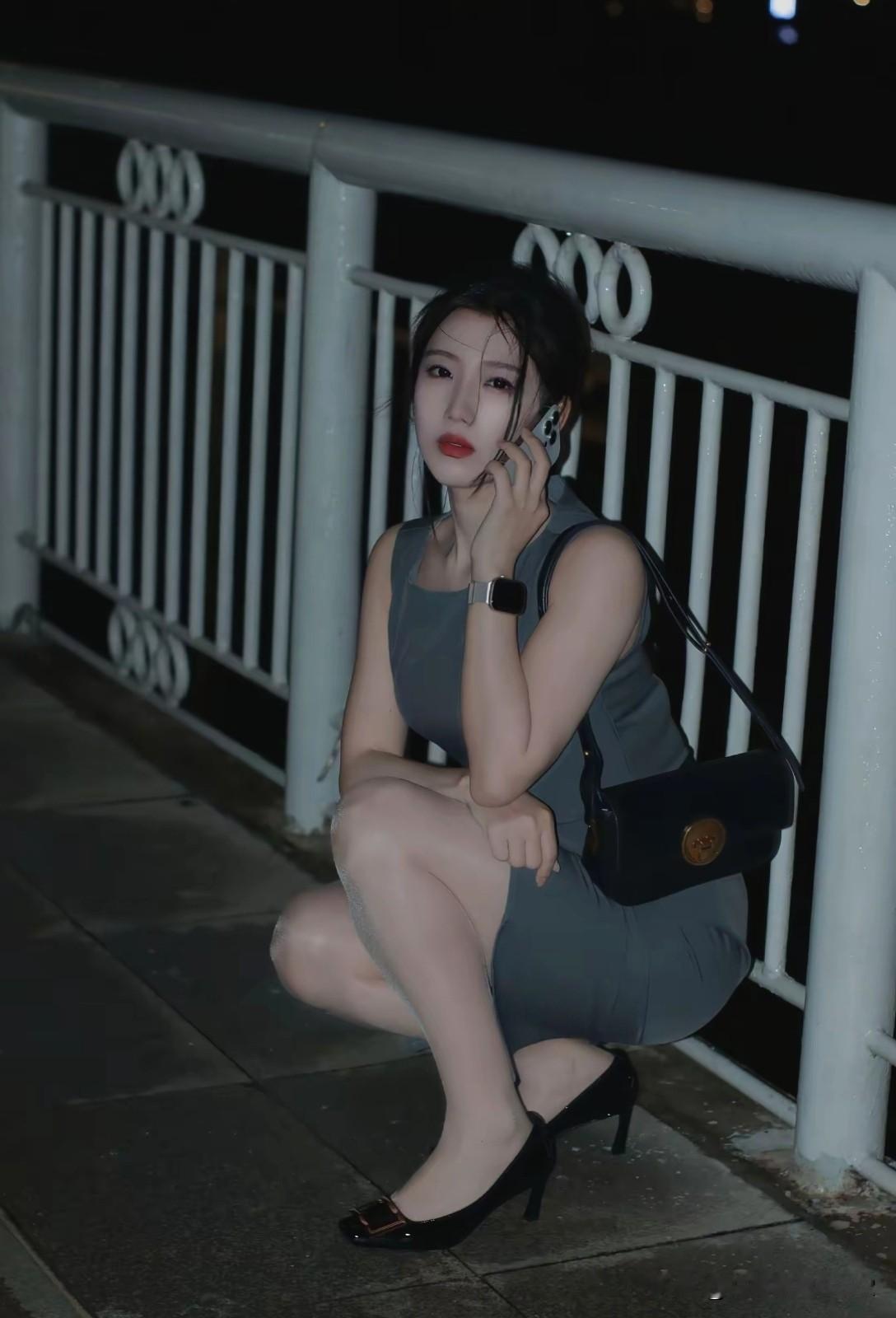 月色如水    佳人倚栏