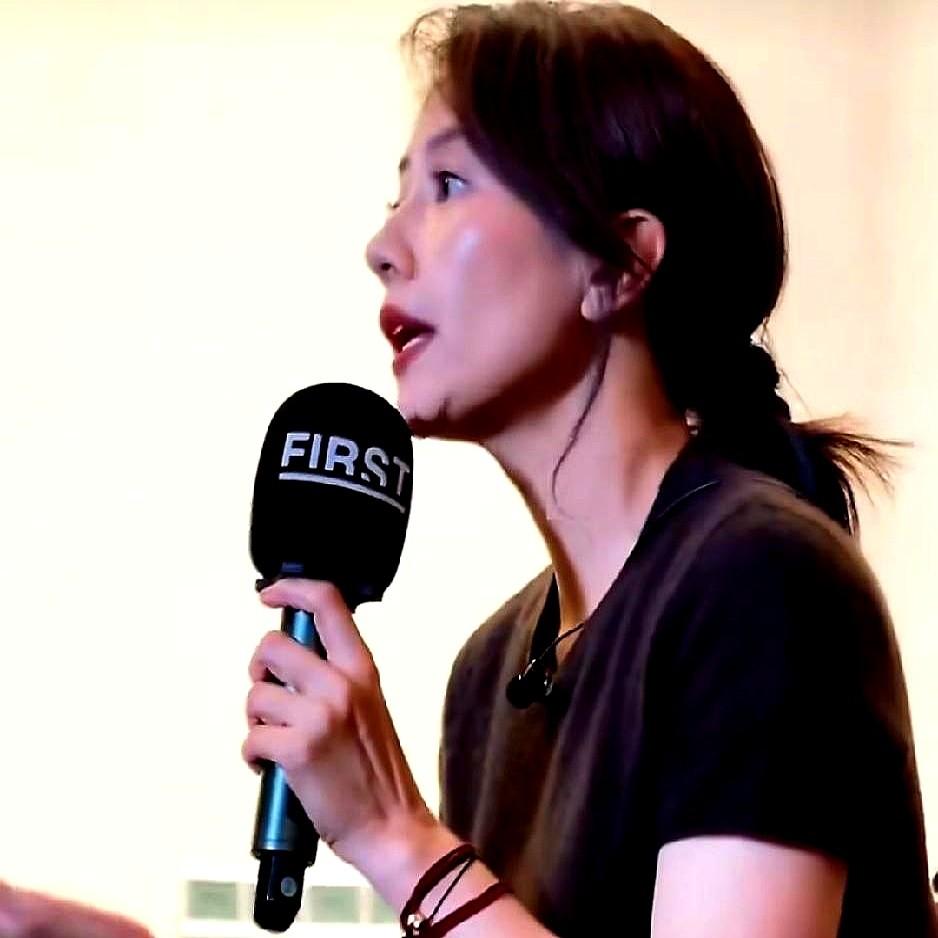 高圆圆劝女孩别抽烟，转头却盯着抽烟的闺蜜夸“特别漂亮”。这算人设翻车吗？

网友