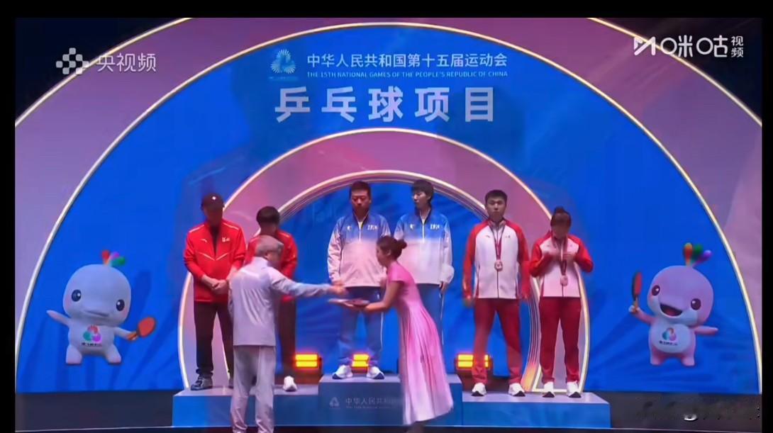 全运会现场，出现不该出现的画面和不该出现的声音。   

本来热火朝天的比赛，突