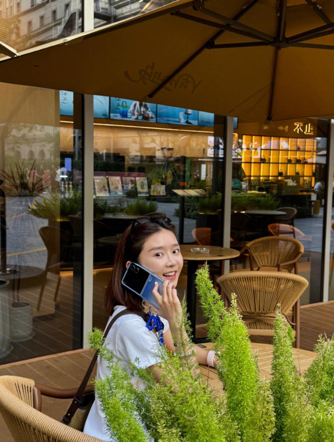 请问，宋伊人用的啥牌子的手机哦？