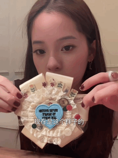 欧阳娜娜是把兴趣贯彻到极致的人 太爱这种把日子过成热爱的样子了！做手帐、玩手工，