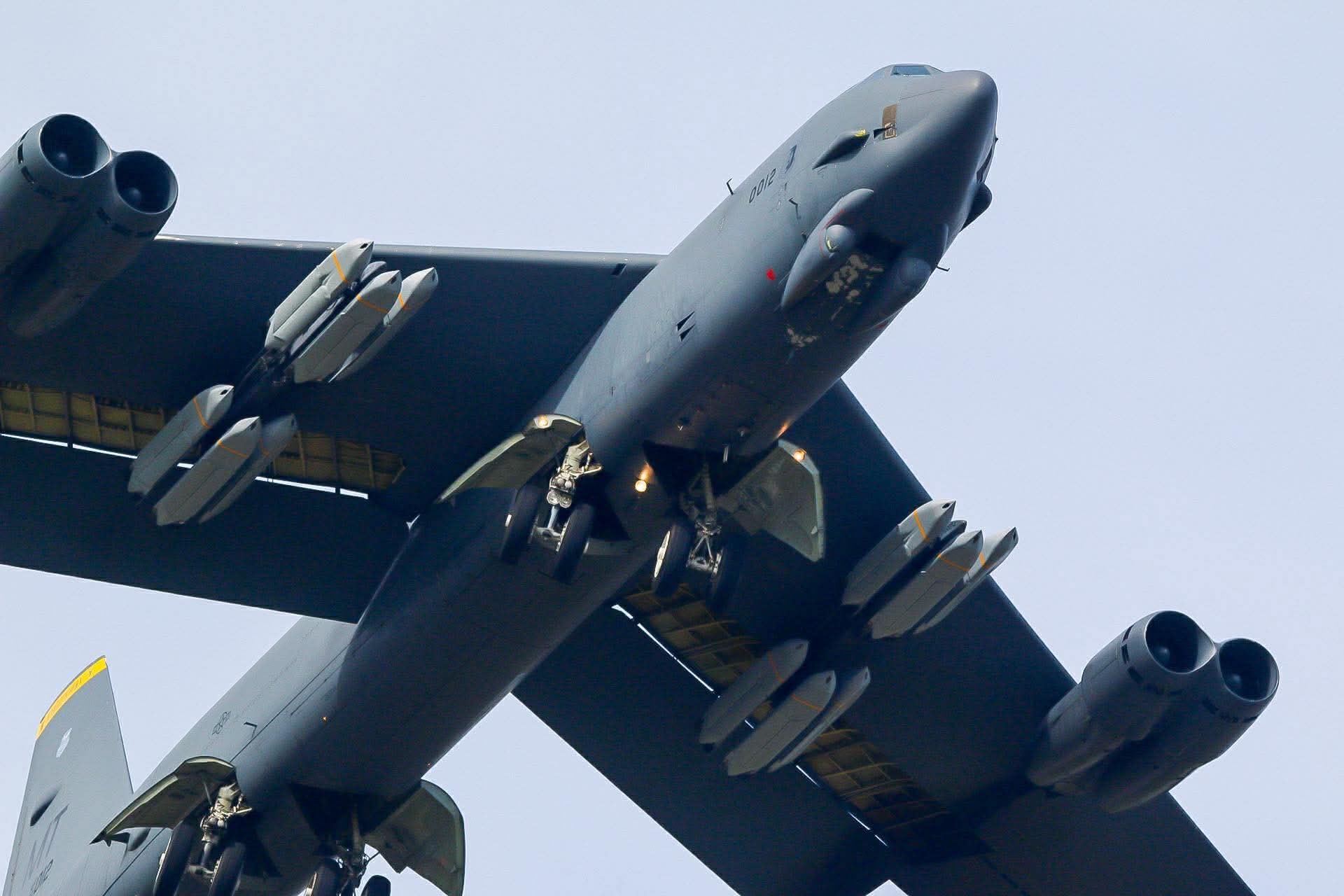 B-52轰炸机外挂12枚巡航导弹2026年3月20日，《The Aviation