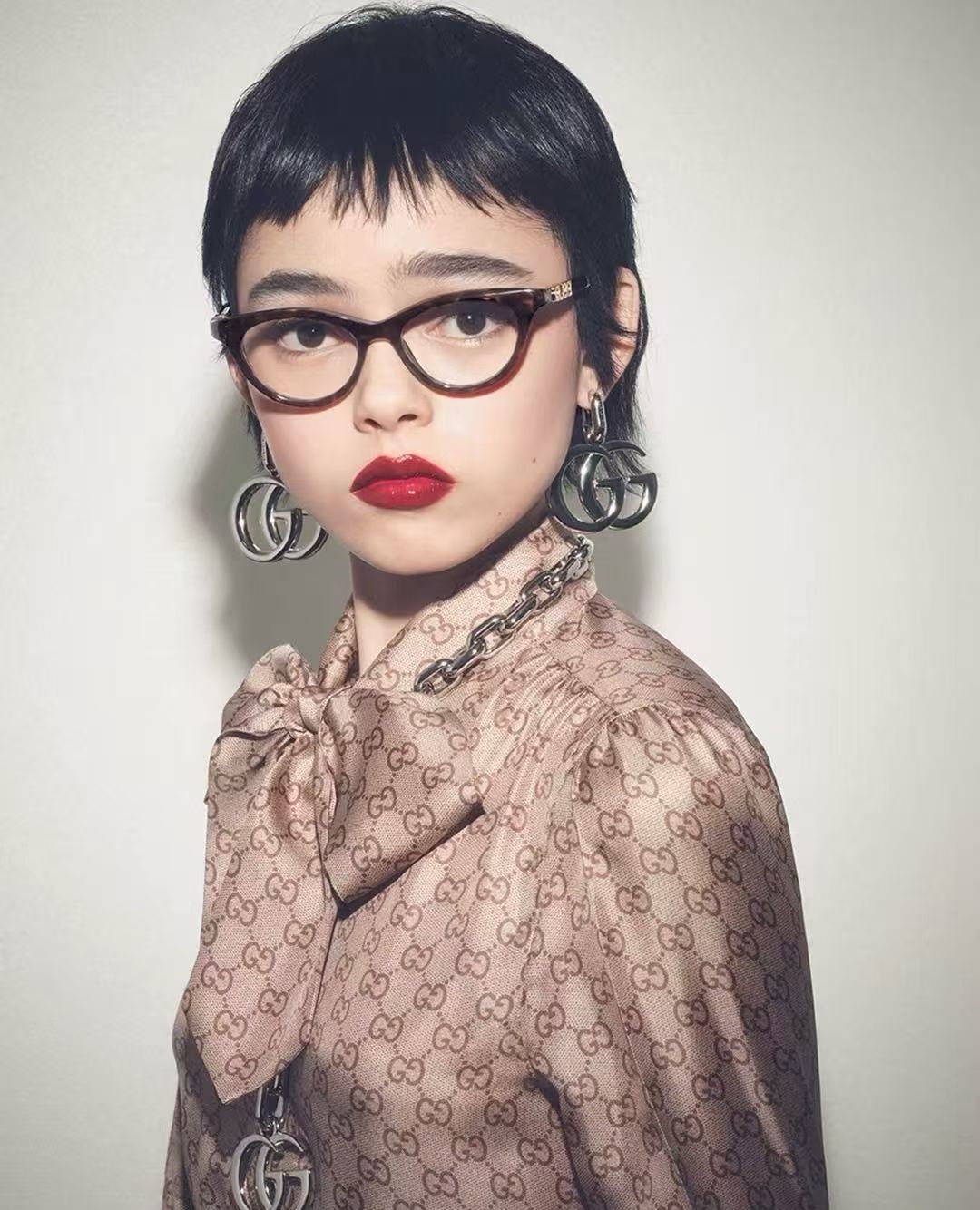 演员兰西雅出镜GUCCI眼镜广告。 时尚资源厉害。 三个月来众多品牌押宝。 一会