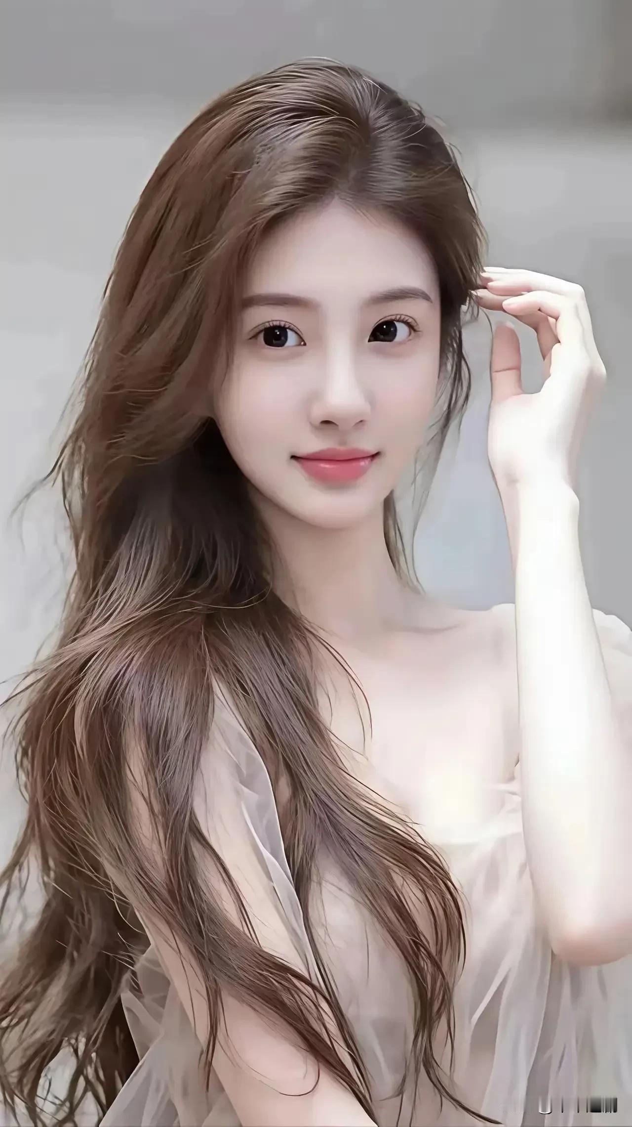 谁是你心中的绝世美人？ 裸色薄纱裙揉着朦胧的温柔，焦糖色卷发垂落肩头，浅笑间漾开