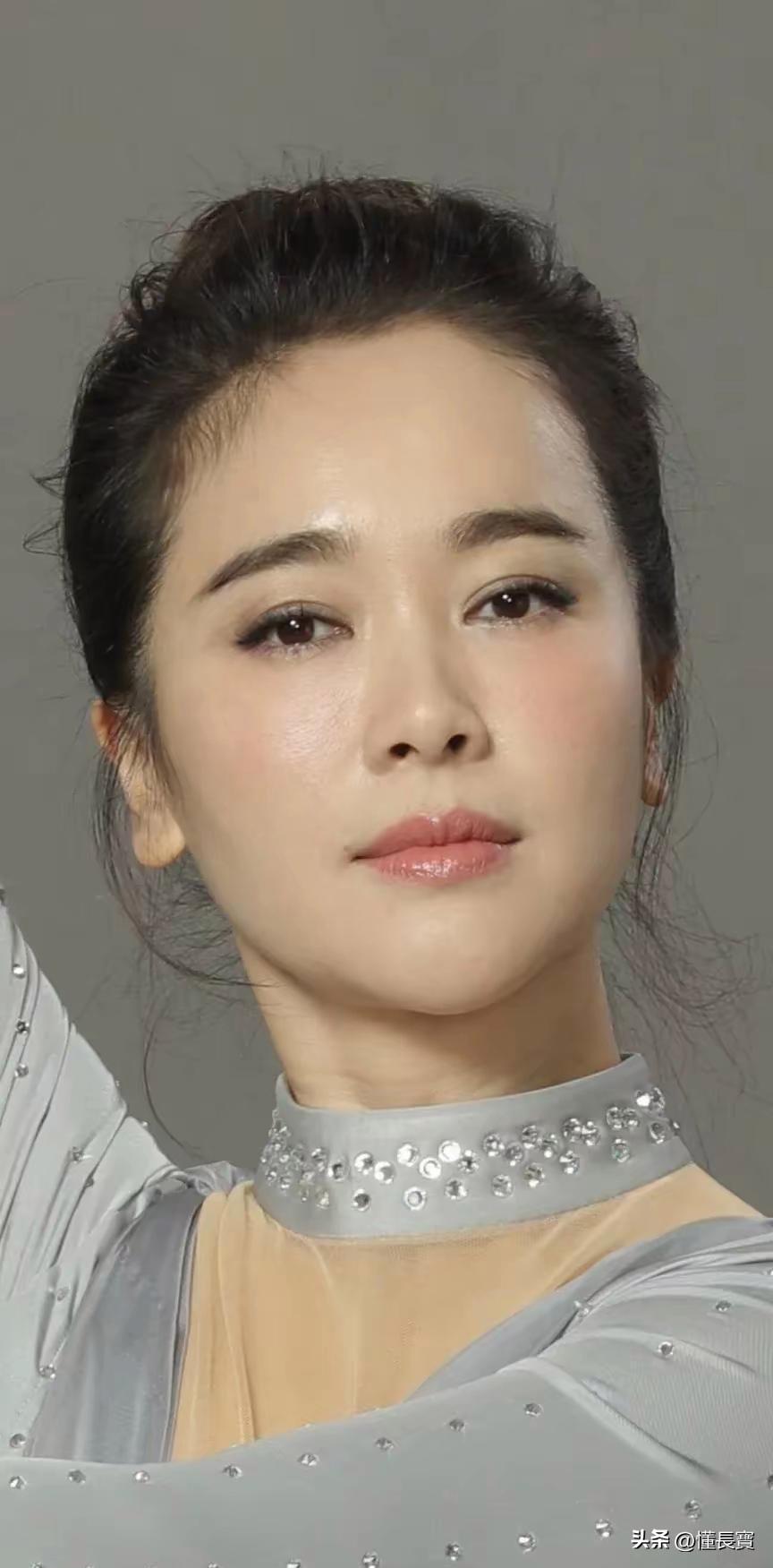 清水出芙蓉
天然去雕饰
美人胚子——左小青
图片取自网络。