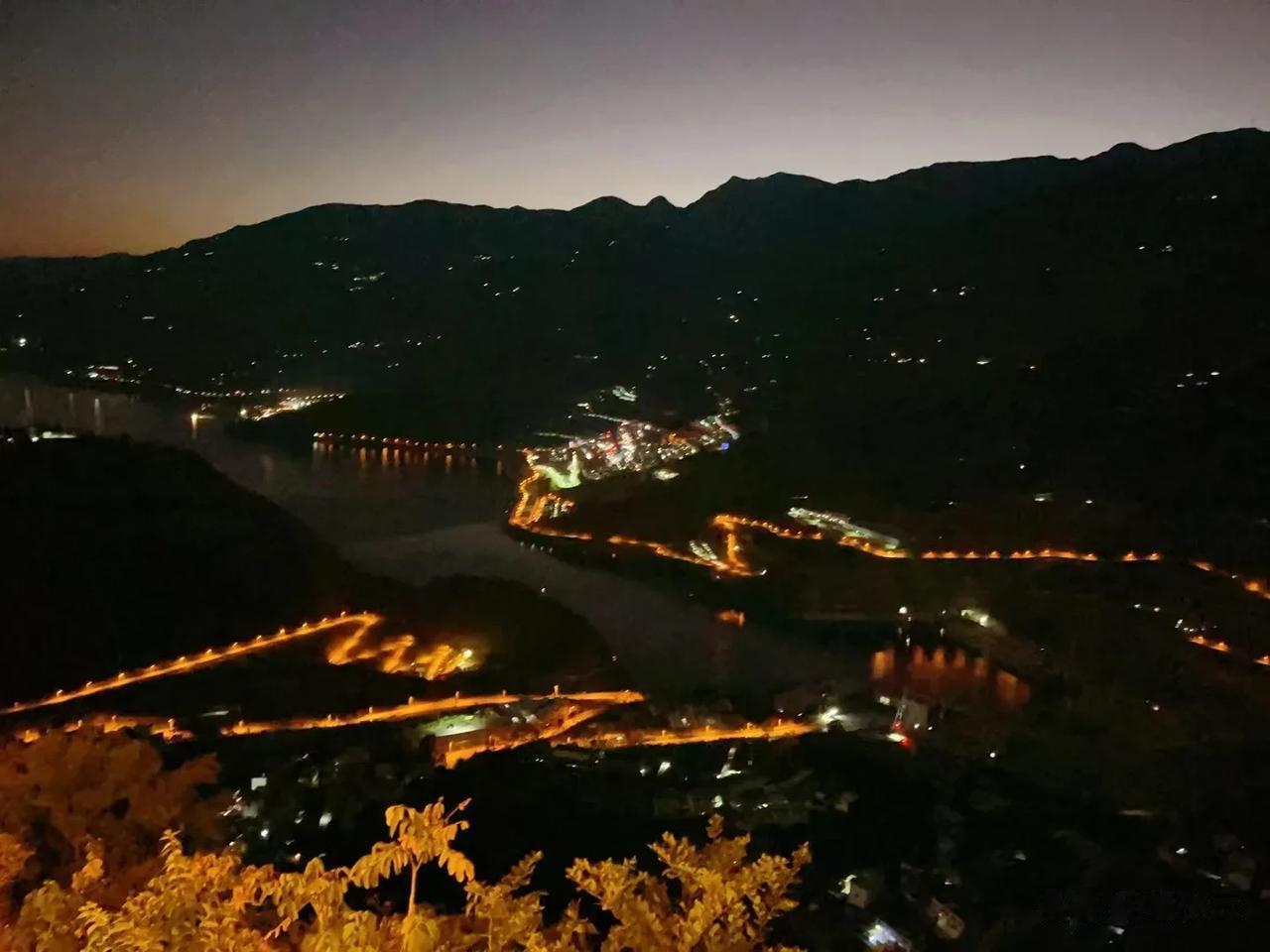 这是白鹤滩电站大坝的夜景，朋友圈转发的。