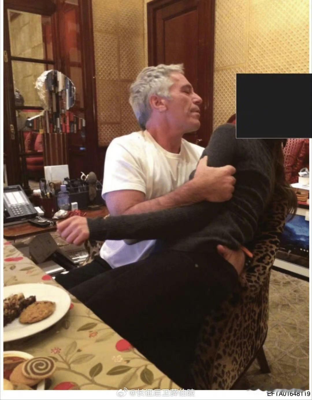 可以很明显看出来，这些被爱泼斯坦骗来的姑娘，对爱泼斯坦很抗拒，但是却无力反抗！ 