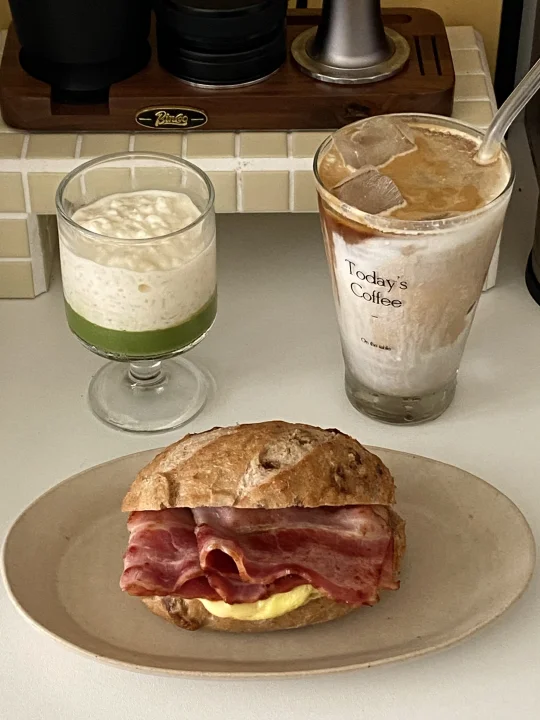 早餐｜芝士滑蛋培根欧包三明治&芝士拿铁🥤