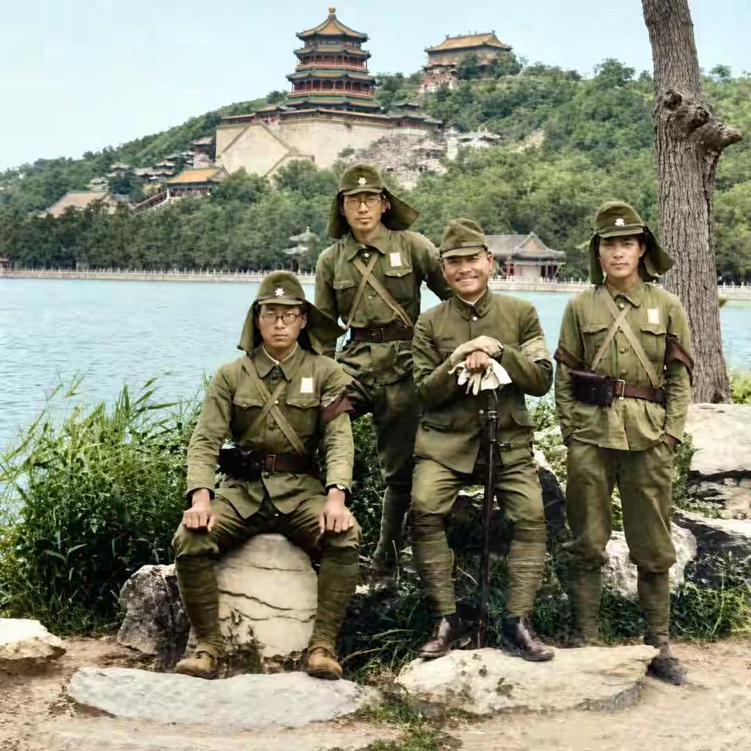 1937北平沦陷，日寇在颐和园留影。看士兵、军官的微表情，是抗日剧中演不出来的。