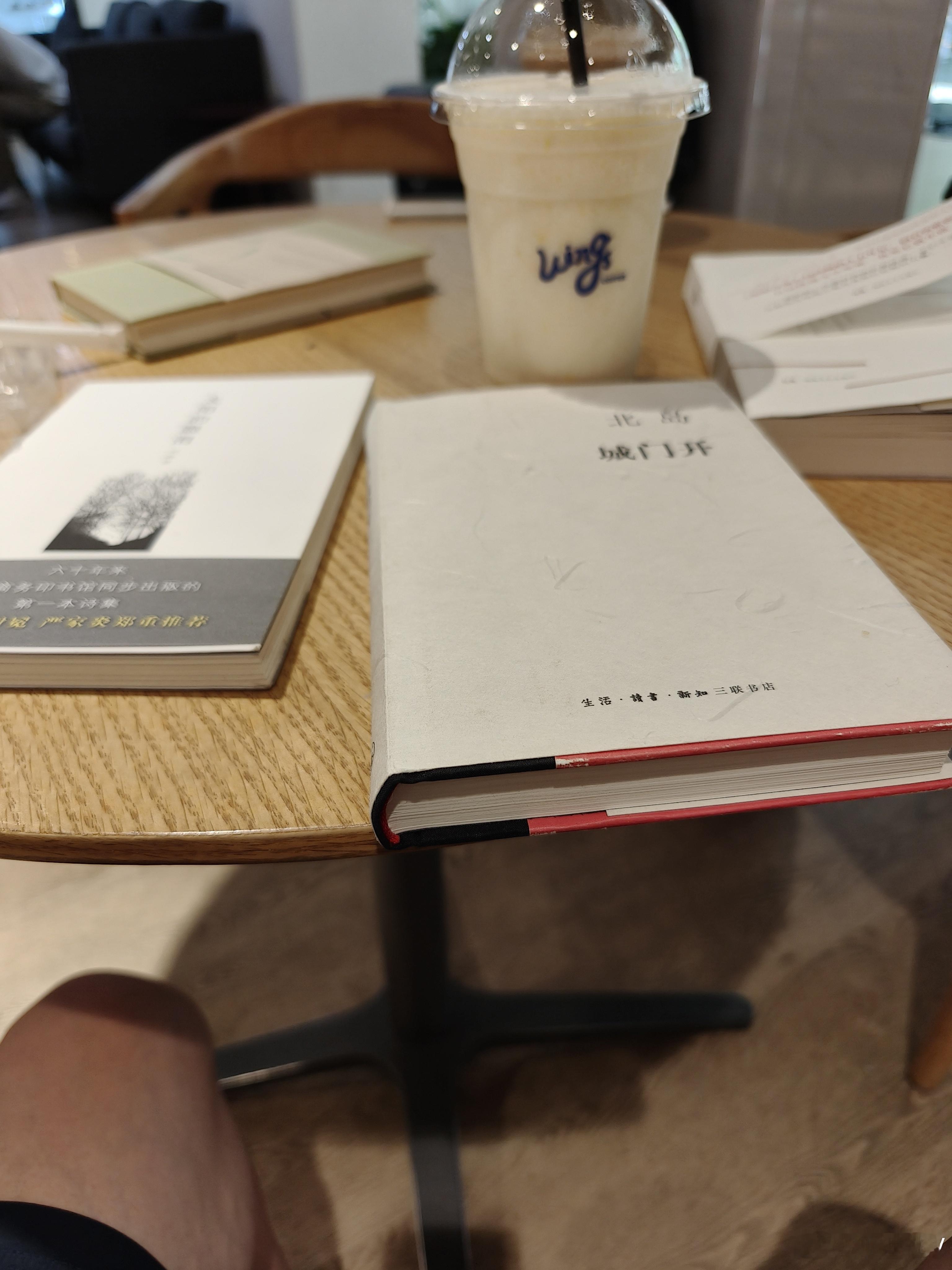 今日一练前的咖啡阅读时间。上回没看完的胡适杂文集《我所不能理解的生活》被我前面一