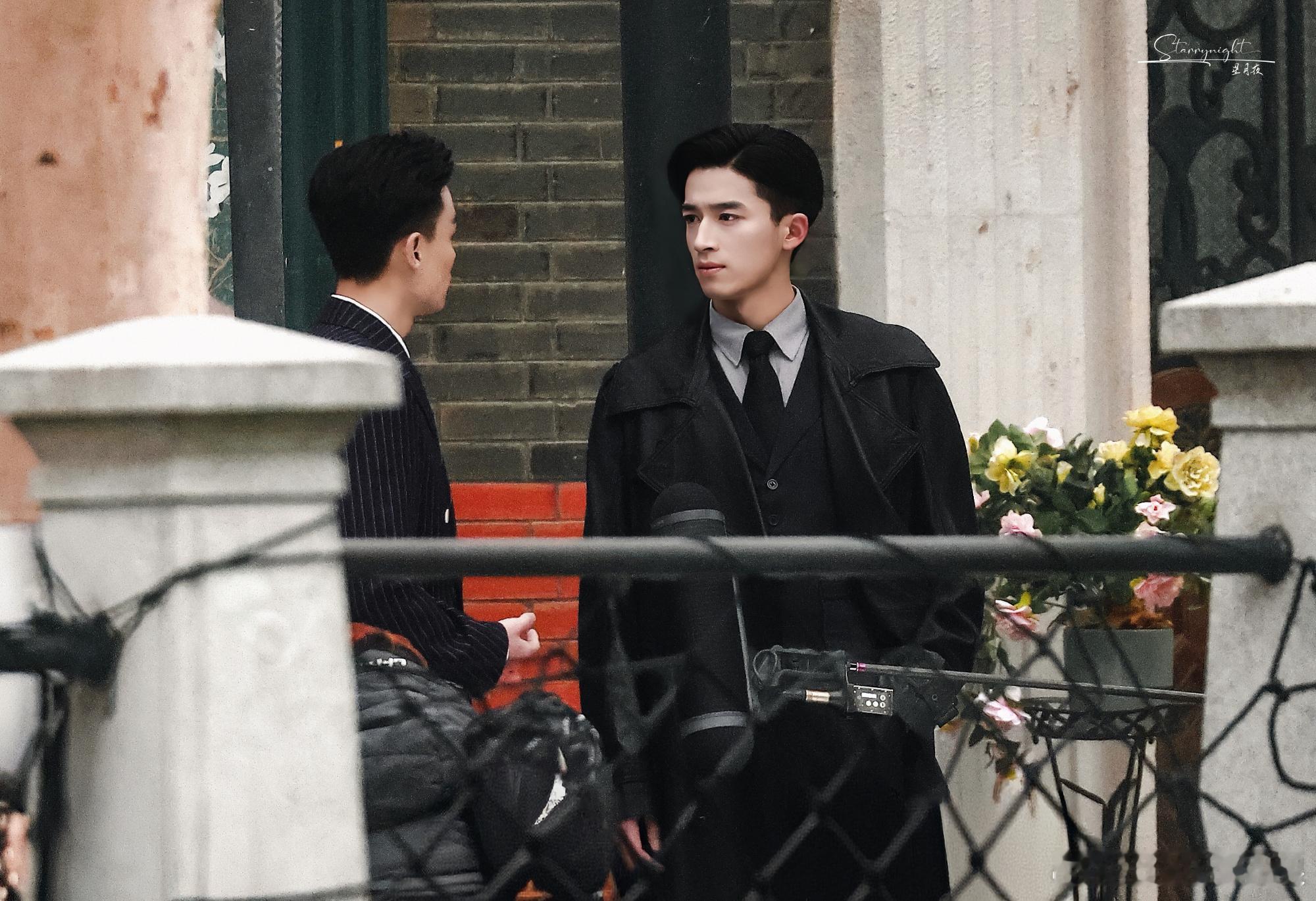 wxy wxy 今天中午一起看关探长好期待啊！民国戏！看起来看起来！！！ 图片来