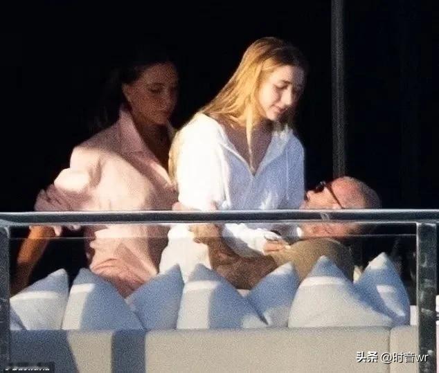贝克汉姆乘1.5亿游艇放松，抱住14岁女儿难放手，贝嫂成“透明人”贝克汉姆