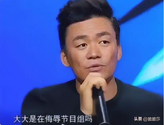 2015年，张大大指着王宝强说：“你信不信，我可以弄死你啊？给我老实点。”王宝强