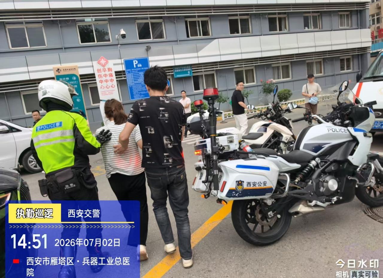 7月2日14时30分，交管高新大队指挥中心接指令，一名群众受伤急需送医。执勤一中
