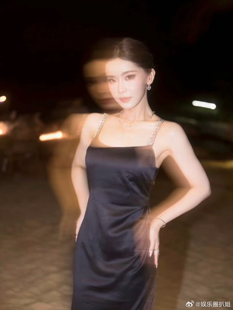 迅猛龙回应穿比基尼私下保守、睡觉穿长袖长裤，首次拍比基尼也难为情，被国外达人自然