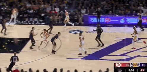 战斧劈扣！詹姆斯依然还能飞！
在今天NBA常规赛湖人对阵老鹰的第四节比赛中，詹姆